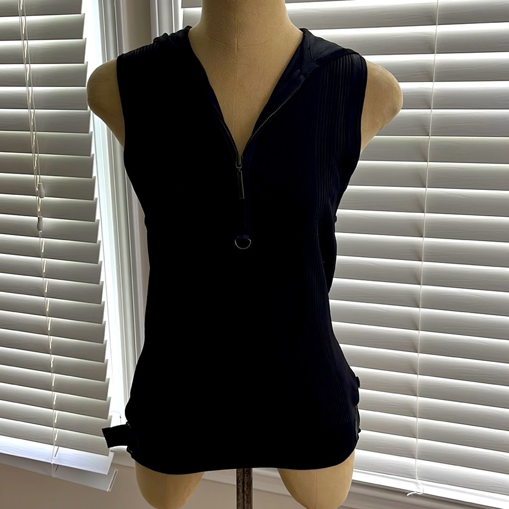 Women’s BCBG Maxazria ribbed sleeveless jersey hoodie Size S. Smoke free home.
